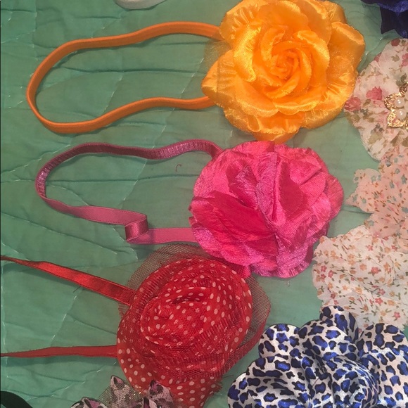 Bundle of 6 flower headbands and 6 flower clips - Picture 3 of 8